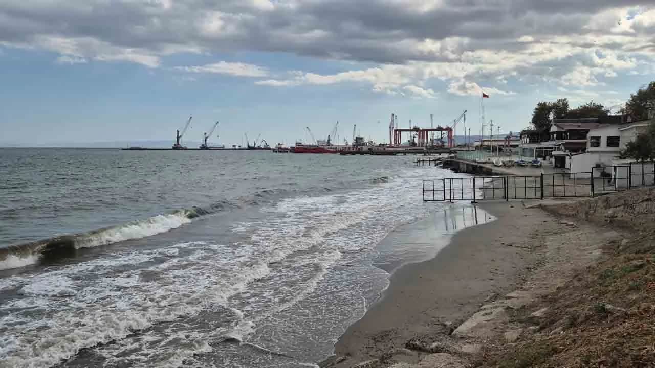 Marmara’da sert poyraz fırtınası: Tekirdağ'da deniz ulaşımı durdu!