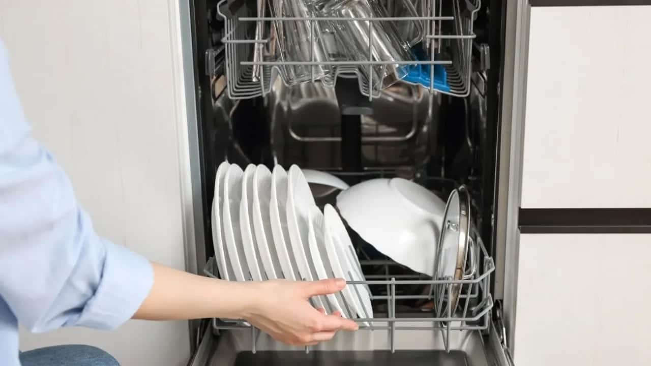 Foto - Meğer yıllardır yanlış yapıyormuşuz! Sakın yapmayın: Tabakları bulaşık makinesine böyle yerleştirmeyin! 