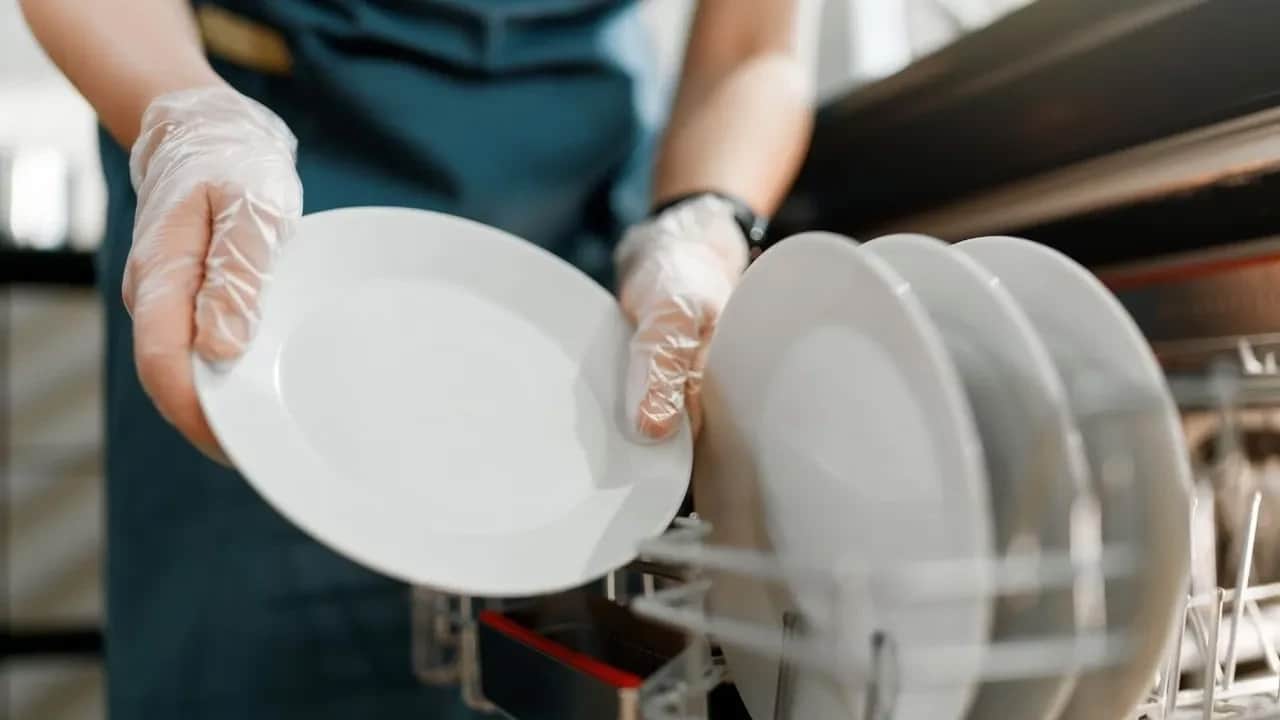 Meğer yıllardır yanlış yapıyormuşuz! Sakın yapmayın: Tabakları bulaşık makinesine böyle yerleştirmeyin! 