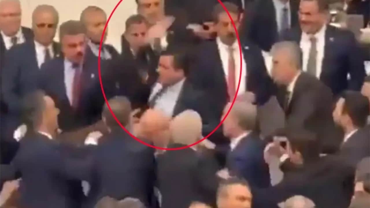 Foto - Melih Gökçek oğlunu paylaştı, sosyal medya sallandı: Bakana saldırmaya kalkarsan sonuç bu olur