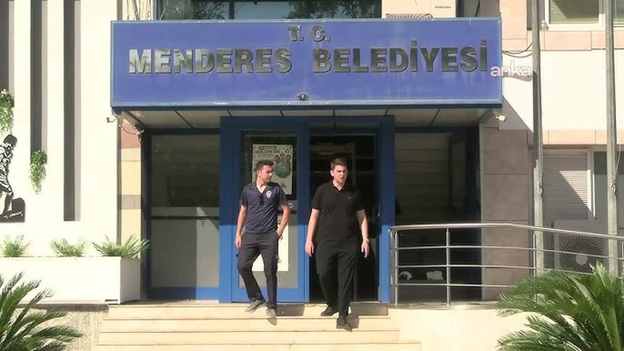 Foto - Menderes Belediyesi’ne yolsuzluk operasyonu: Çok sayıda gözaltı var