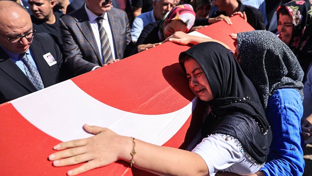 Foto - Mersin’de gözyaşları sel oldu! Kahraman anne ve baba son yolculuğuna uğurlandı