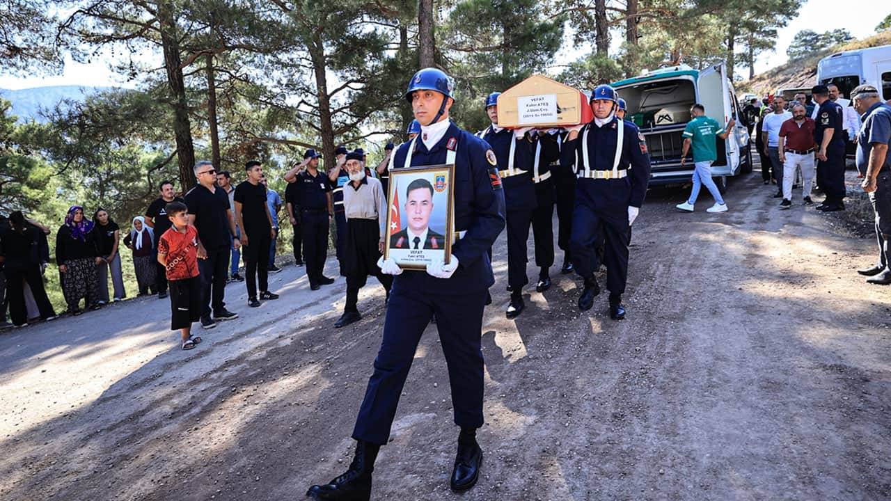 Foto - Mersin’de gözyaşları sel oldu! Kahraman anne ve baba son yolculuğuna uğurlandı