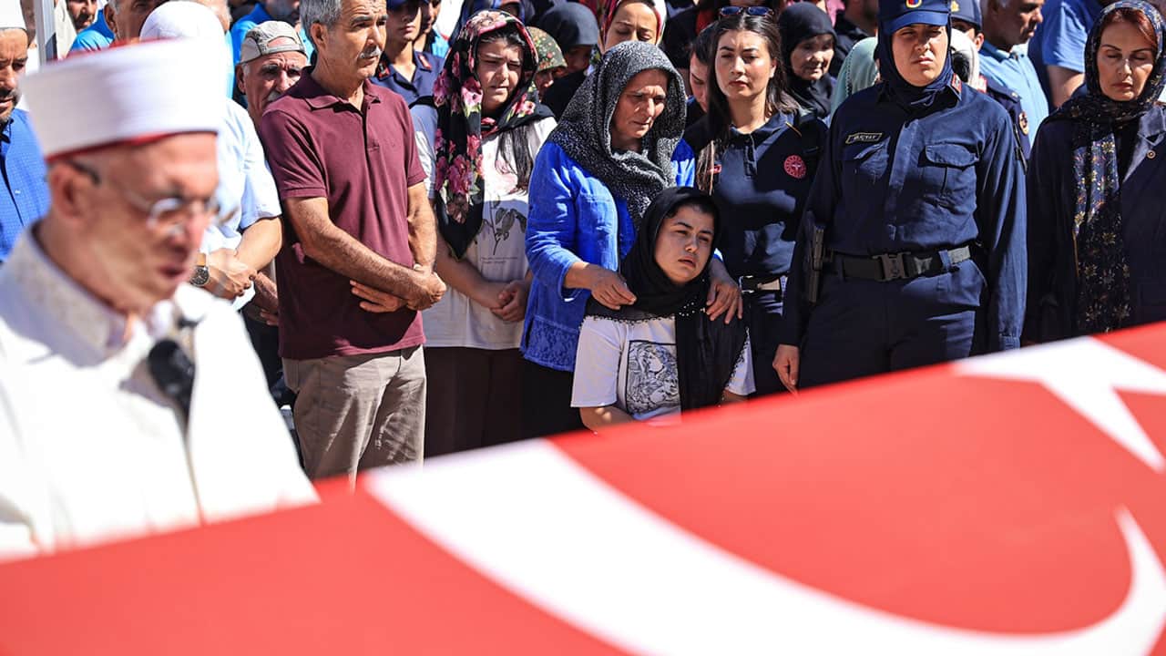 Foto - Mersin’de gözyaşları sel oldu! Kahraman anne ve baba son yolculuğuna uğurlandı