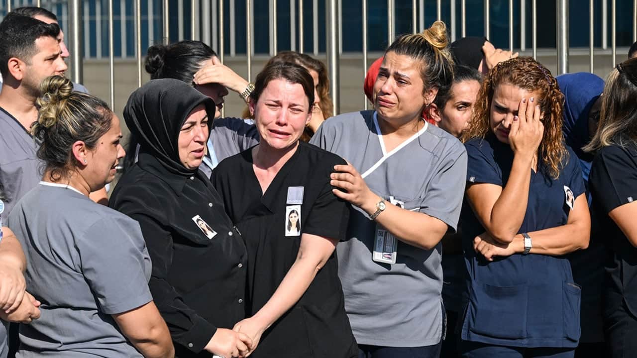 Foto - Mersin’de gözyaşları sel oldu! Kahraman anne ve baba son yolculuğuna uğurlandı