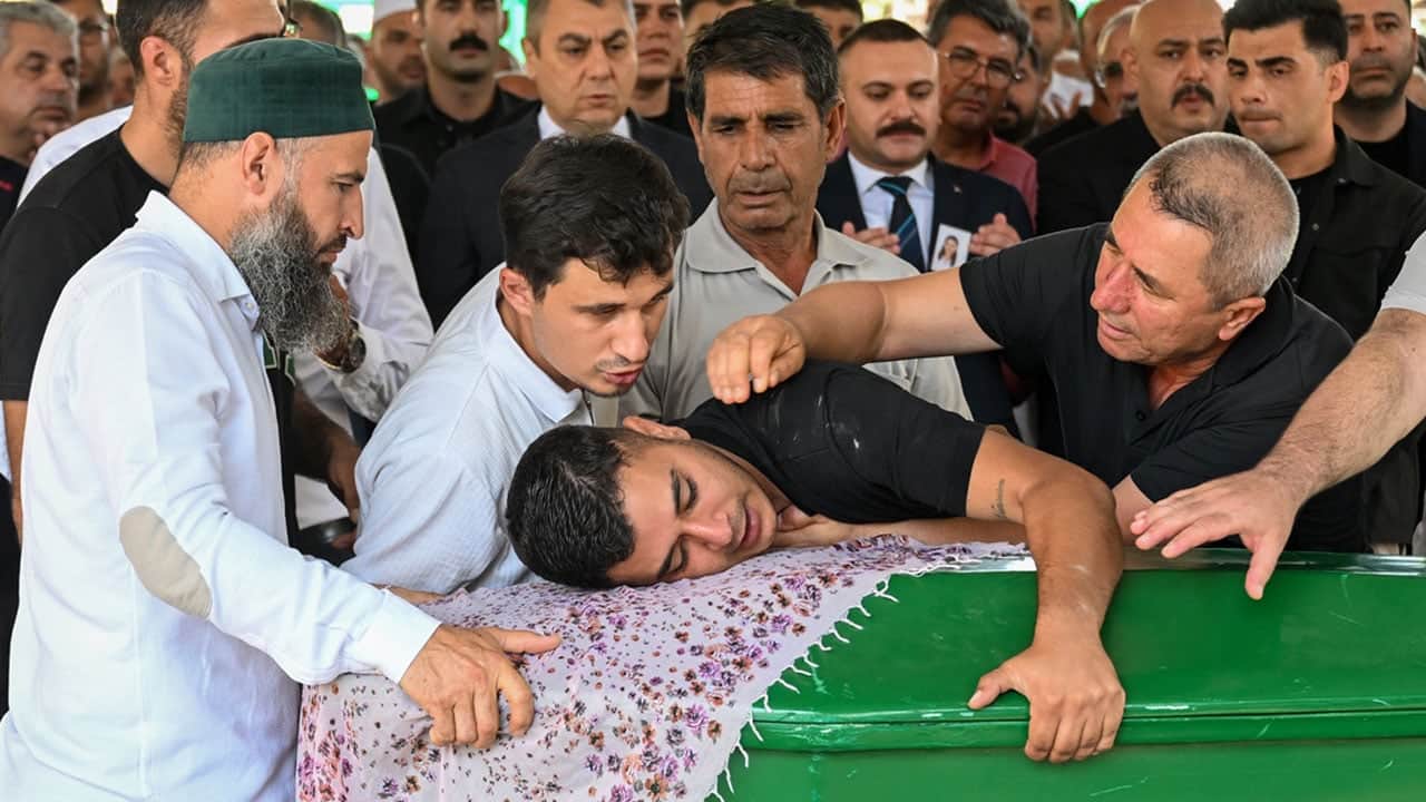 Foto - Mersin’de gözyaşları sel oldu! Kahraman anne ve baba son yolculuğuna uğurlandı