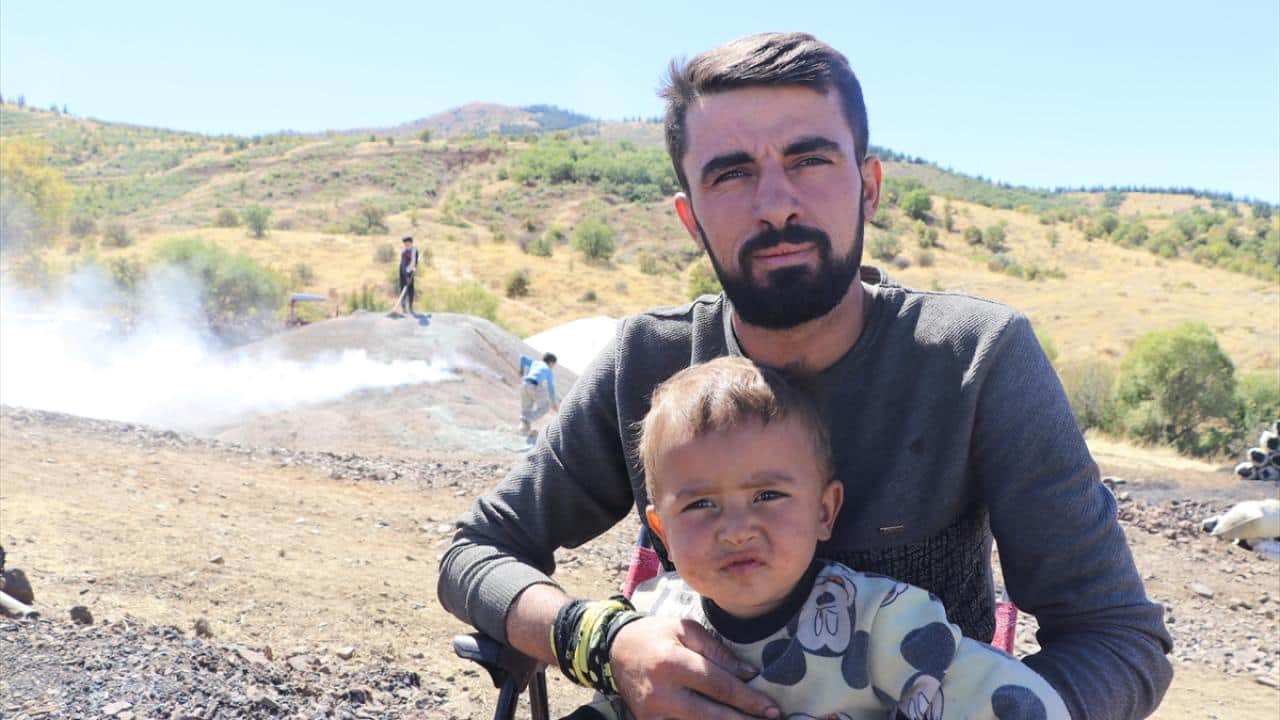 Foto - Meşe odununu mangal kömürüne dönüştürüyorlar! Geçimlerini böyle sağlıyorlar