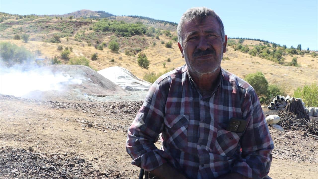 Foto - Meşe odununu mangal kömürüne dönüştürüyorlar! Geçimlerini böyle sağlıyorlar