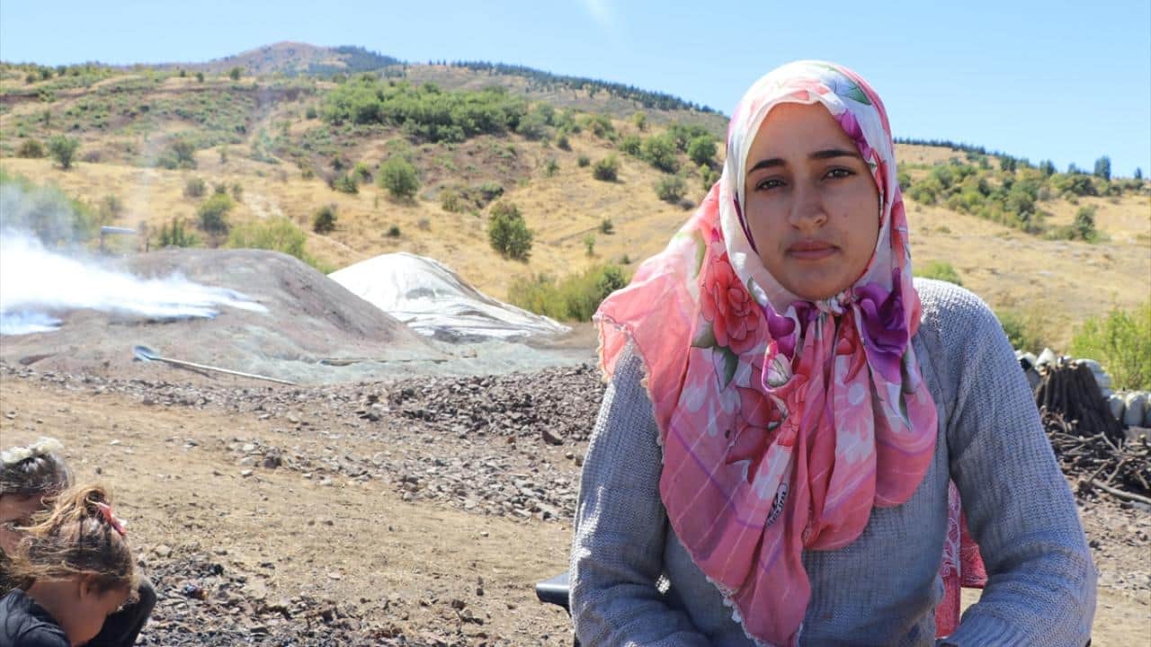 Foto - Meşe odununu mangal kömürüne dönüştürüyorlar! Geçimlerini böyle sağlıyorlar