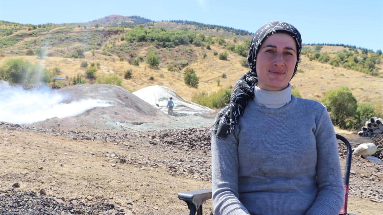 Foto - Meşe odununu mangal kömürüne dönüştürüyorlar! Geçimlerini böyle sağlıyorlar