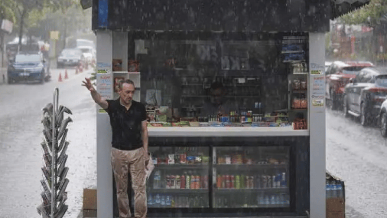 Foto - Meteoroloji saat vererek uyardı: Şemsiye almadan dışarı çıkmayın!