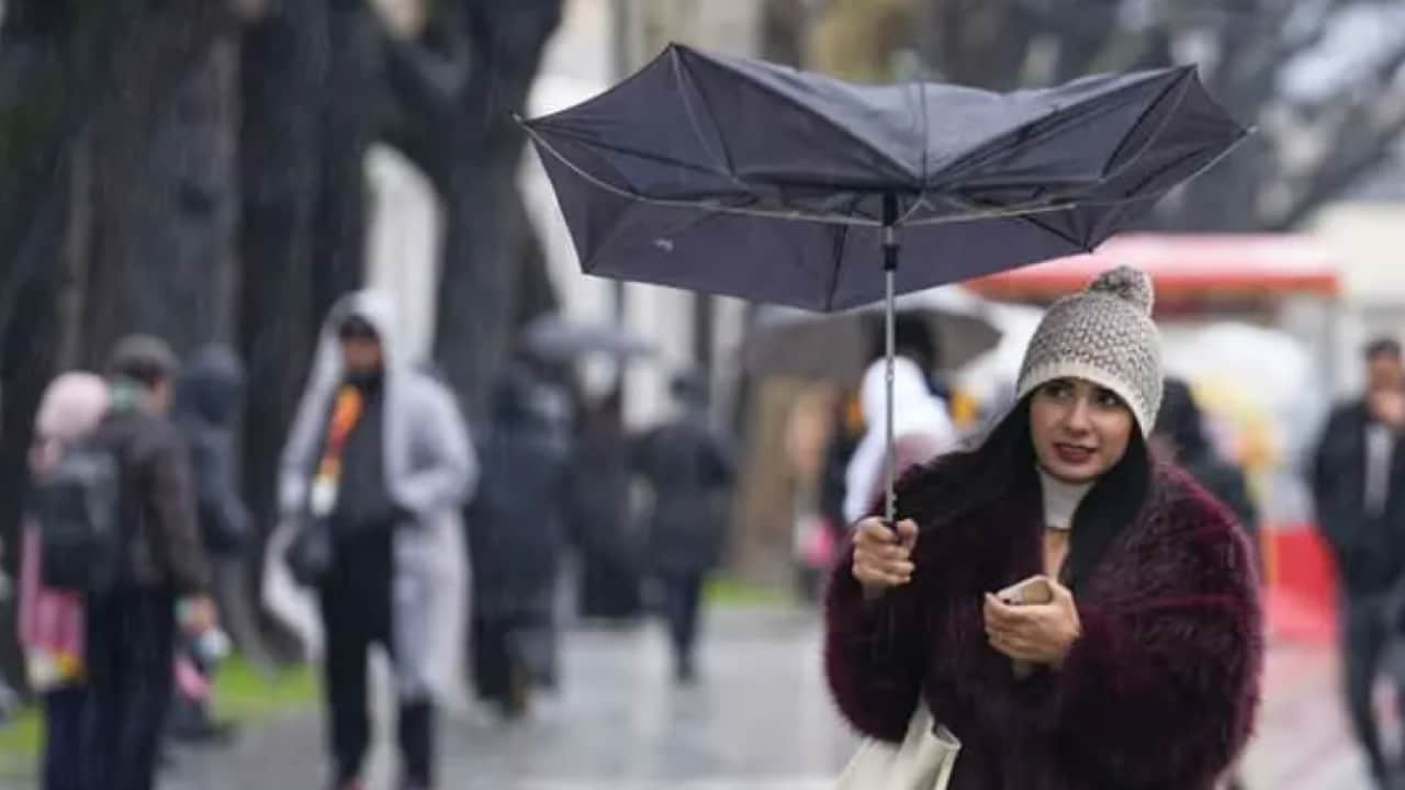 Meteoroloji saat vererek uyardı: Şemsiye almadan dışarı çıkmayın!