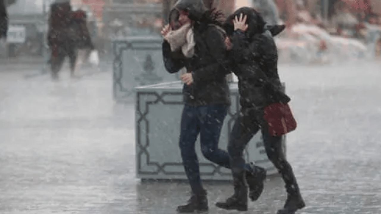 Foto - Meteoroloji saat vererek uyardı: Şemsiye almadan dışarı çıkmayın!