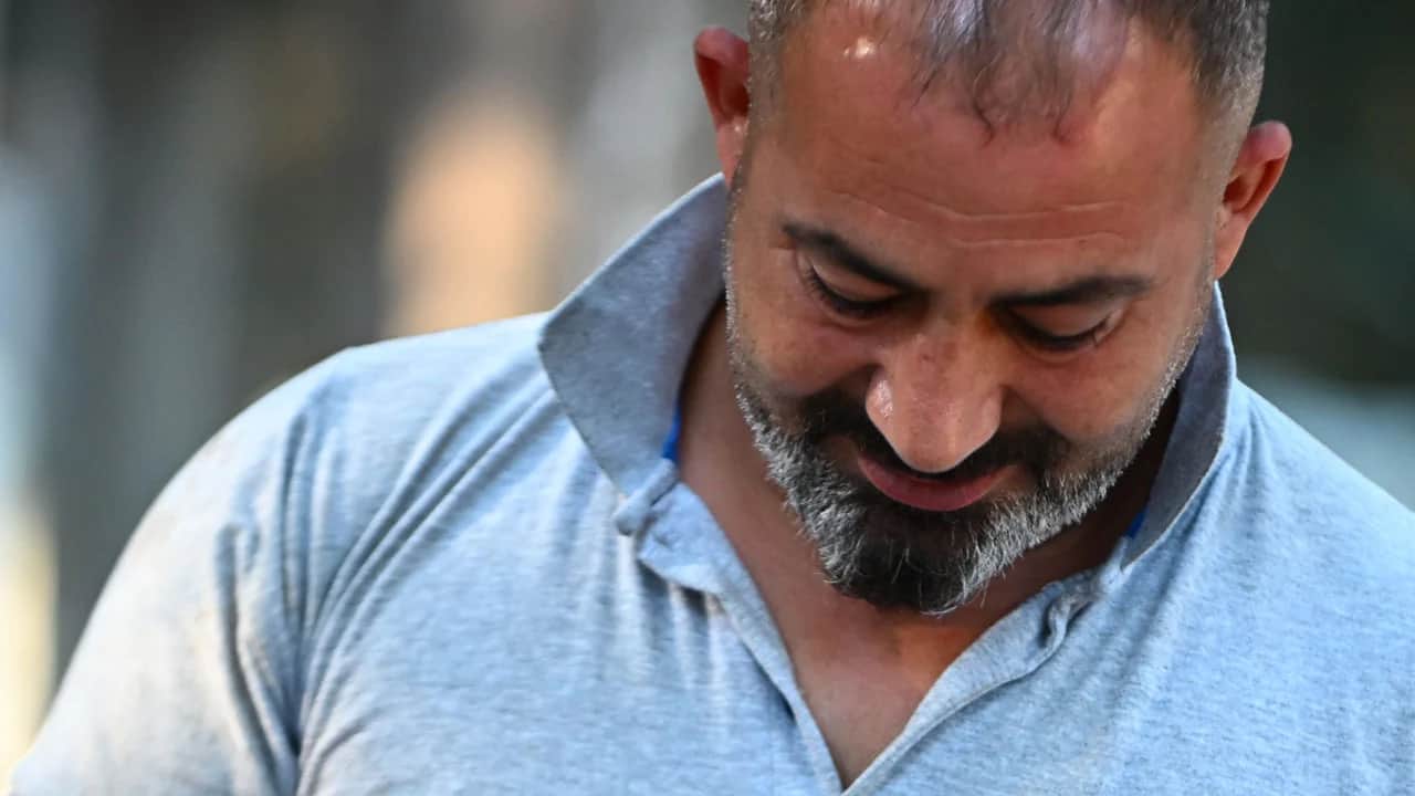 Mezarlıkta 60 Sincapla kurduğu sıra dış bağ görenleri şaşırtıyor: 7,5 milyon izlendi, yoğun ilgi odağı oldu