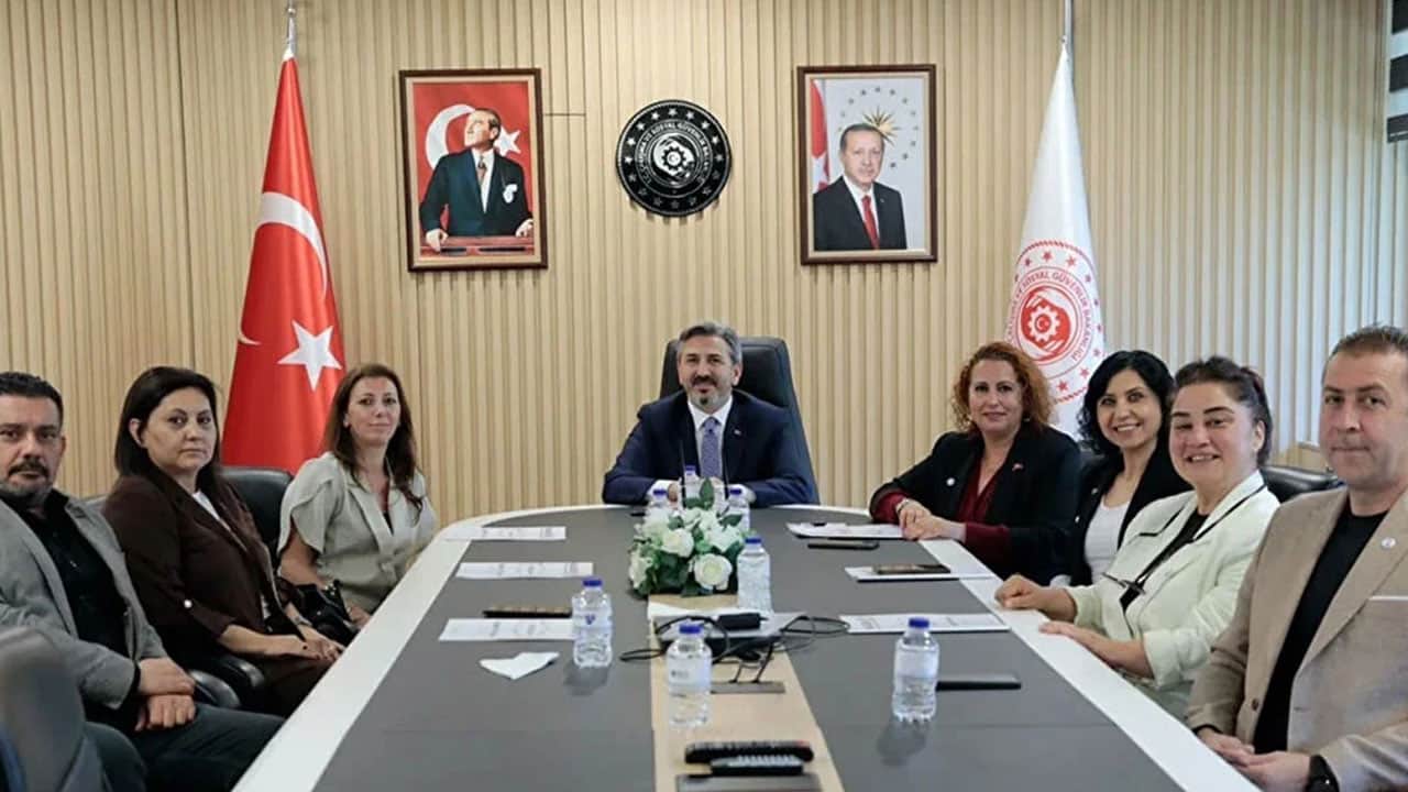 Foto - Milyonlarca insanın beklediği resmi açıklama geldi: Kademeli emeklilik Cumhurbaşkanı Erdoğan’ın önünde!