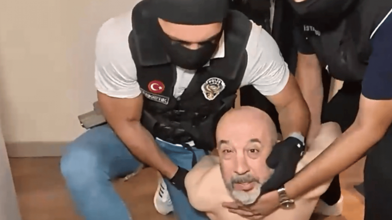 Foto - MİT ve Narkotik’ten dev operasyon: 'Üniversiteli Hayalet Baron' çökertildi! 9 yıllık kaçış Sarıyer'de bitti