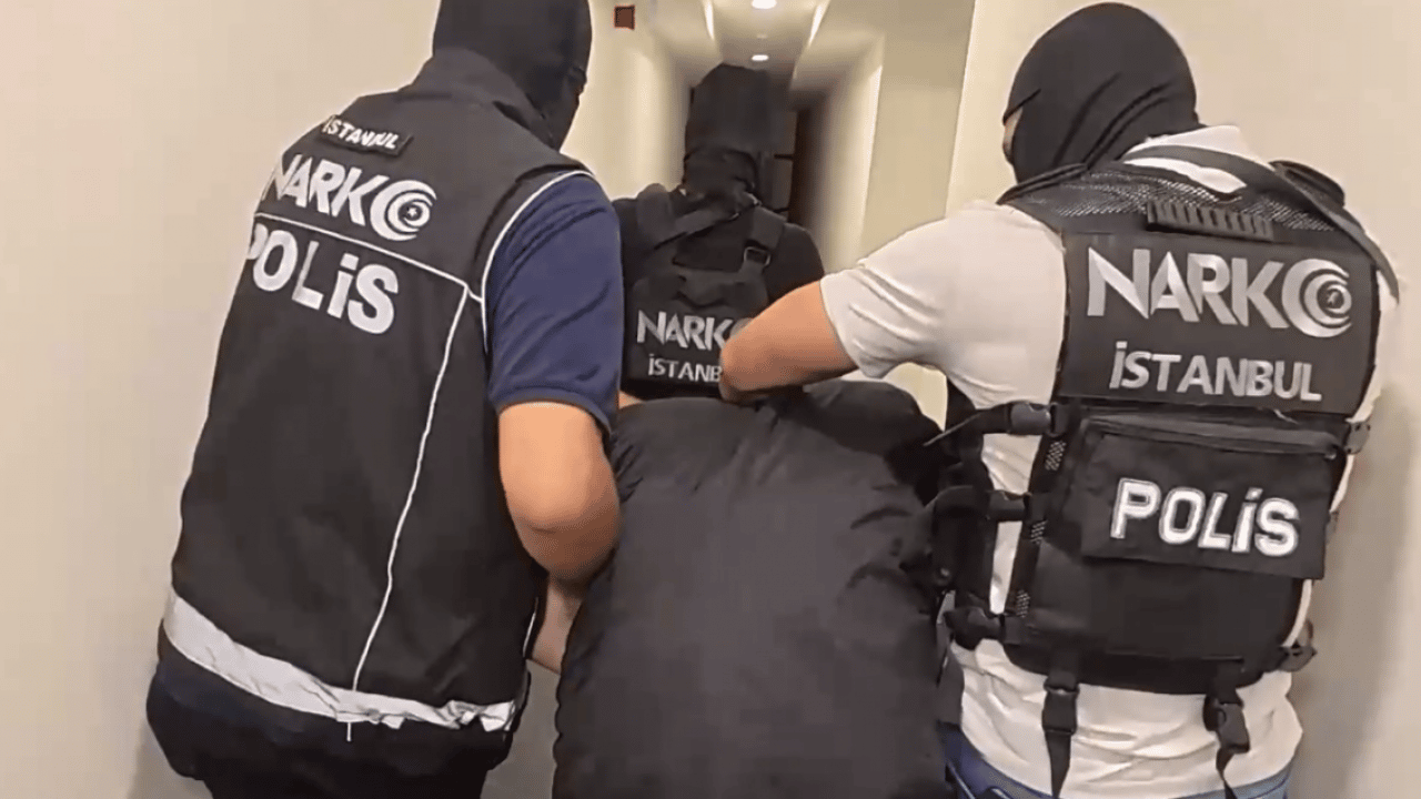 Foto - MİT ve Narkotik’ten dev operasyon: 'Üniversiteli Hayalet Baron' çökertildi! 9 yıllık kaçış Sarıyer'de bitti