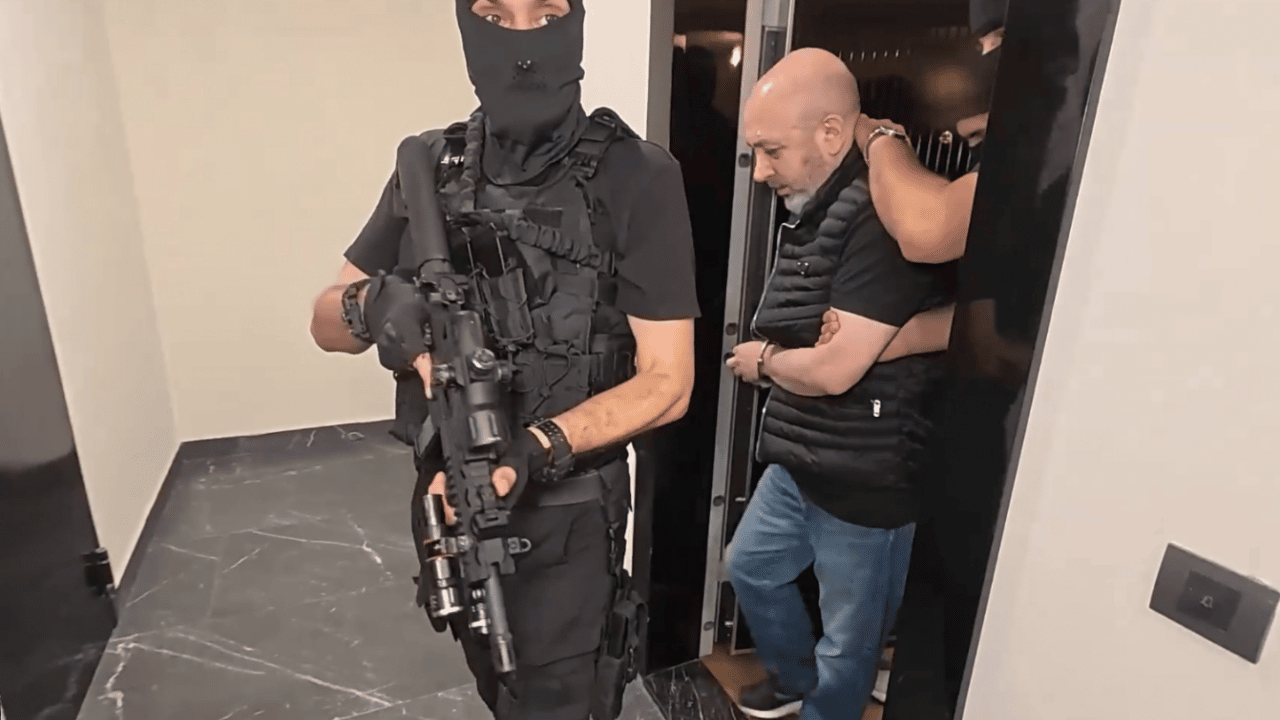 Foto - MİT ve Narkotik’ten dev operasyon: 'Üniversiteli Hayalet Baron' çökertildi! 9 yıllık kaçış Sarıyer'de bitti