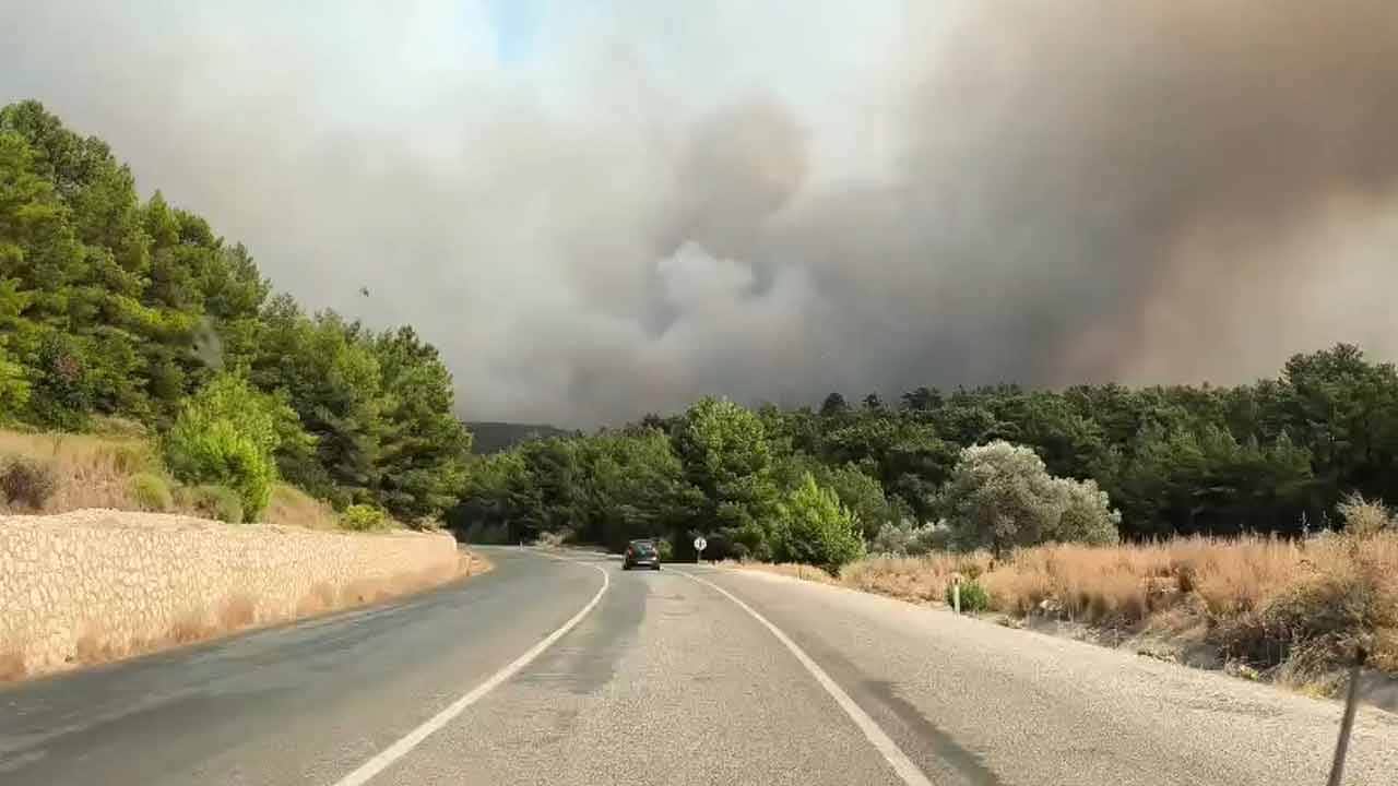 Muğla ve Antalya’daki yangından yeni görüntüler: Dumanlar gökyüzünü kapladı