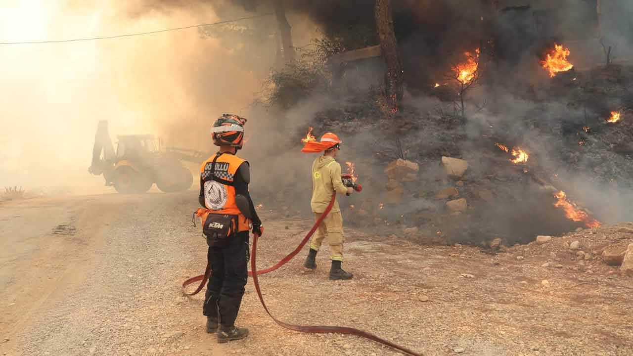 Foto - Muğla ve Antalya’daki yangından yeni görüntüler: Dumanlar gökyüzünü kapladı