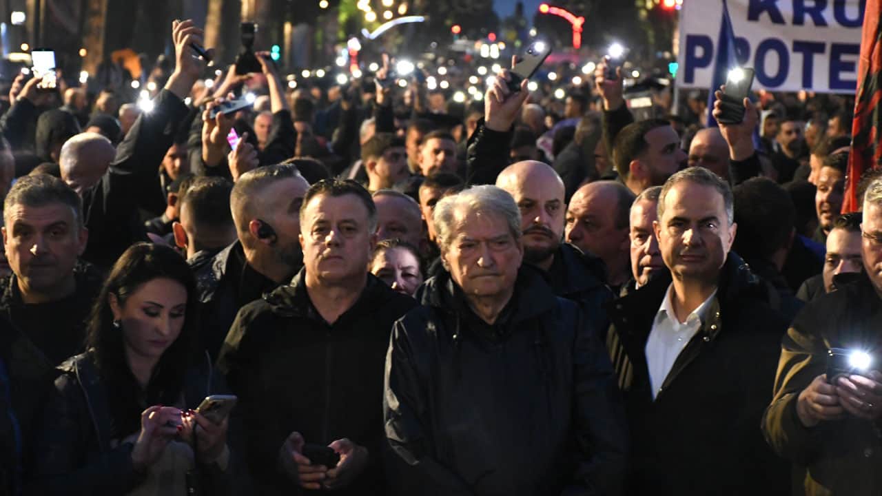 Foto - Muhalefet sokağa indi! Arnavutluk’ta sokaklar karıştı