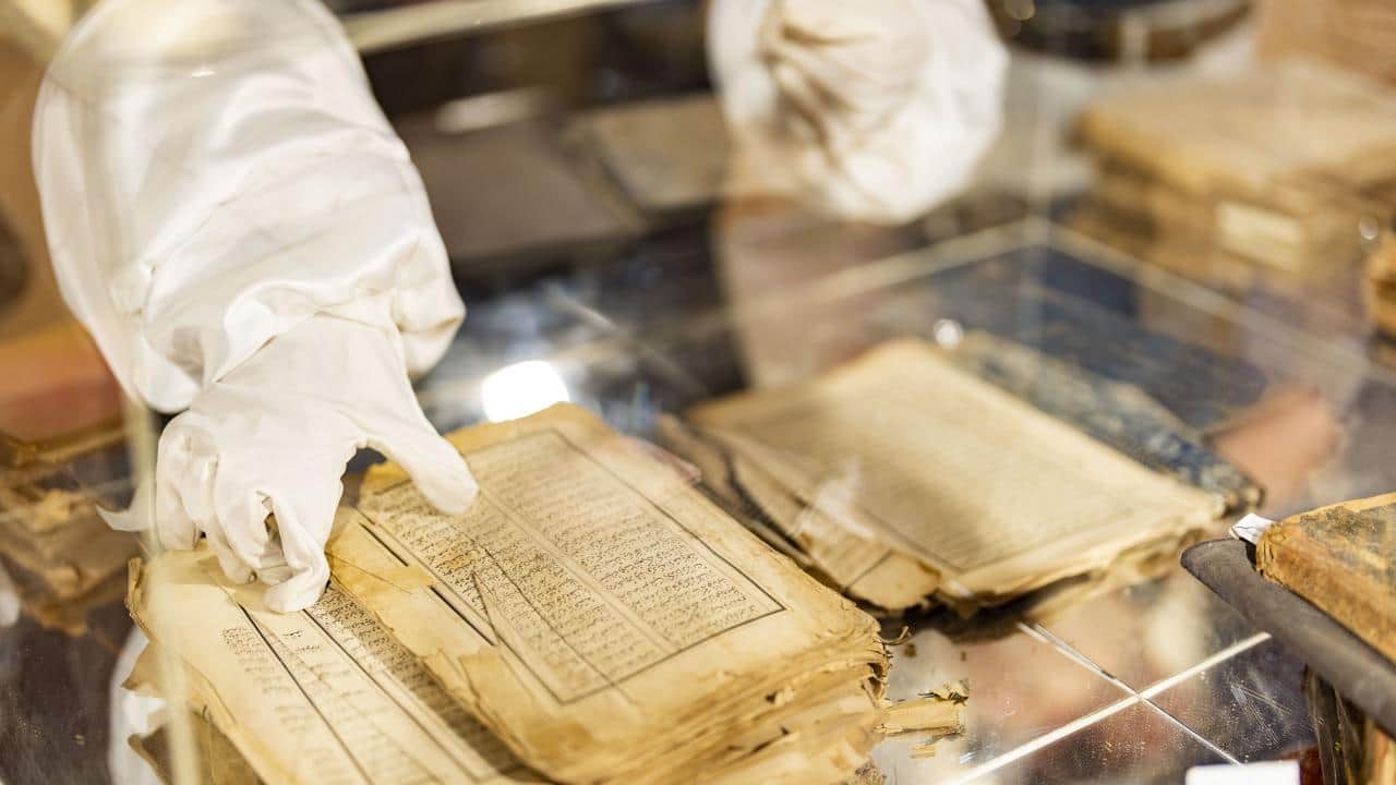 Nadir eserler geleceğe taşınıyor! Asırlık kitaplar mücellithanede böyle ‘şifa buluyor’