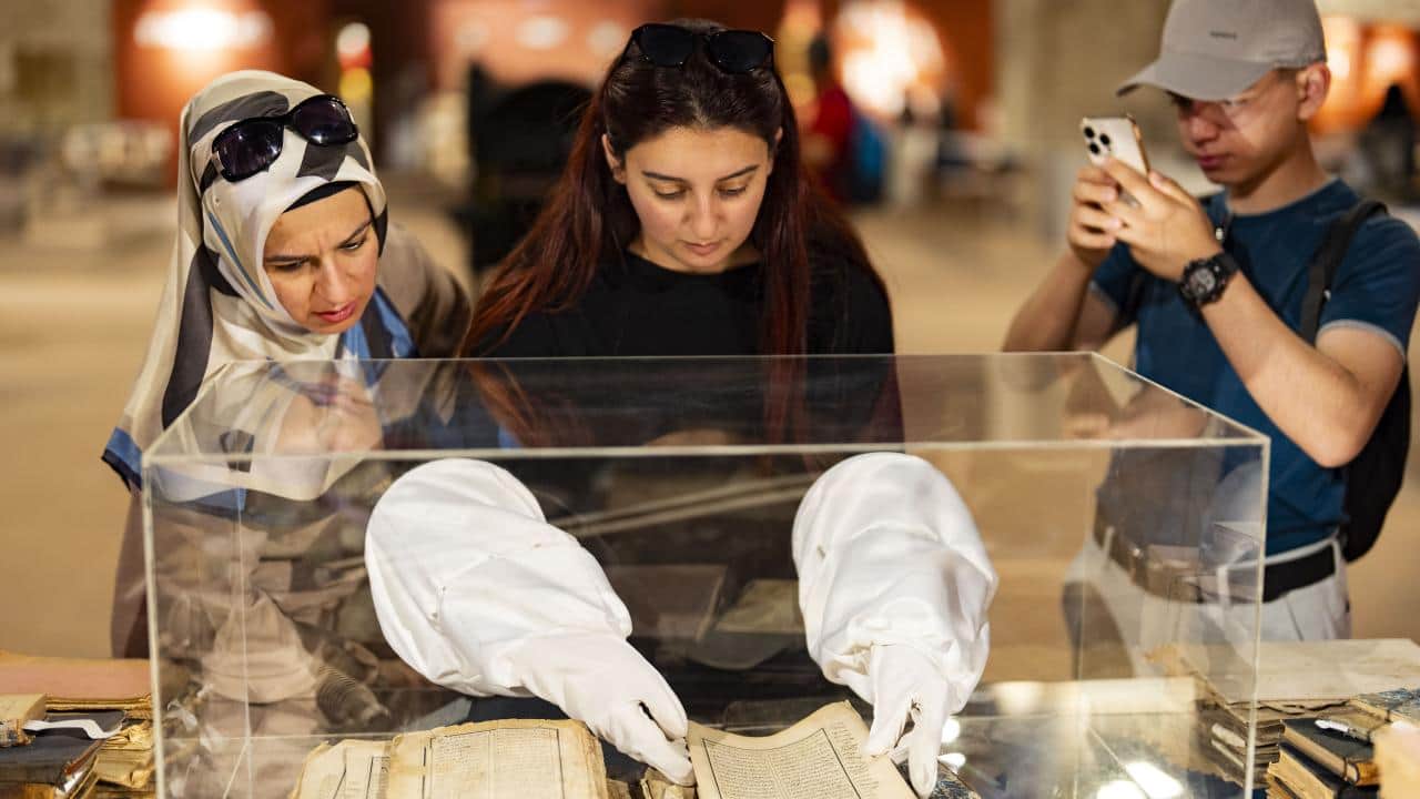 Foto - Nadir eserler geleceğe taşınıyor! Asırlık kitaplar mücellithanede böyle ‘şifa buluyor’