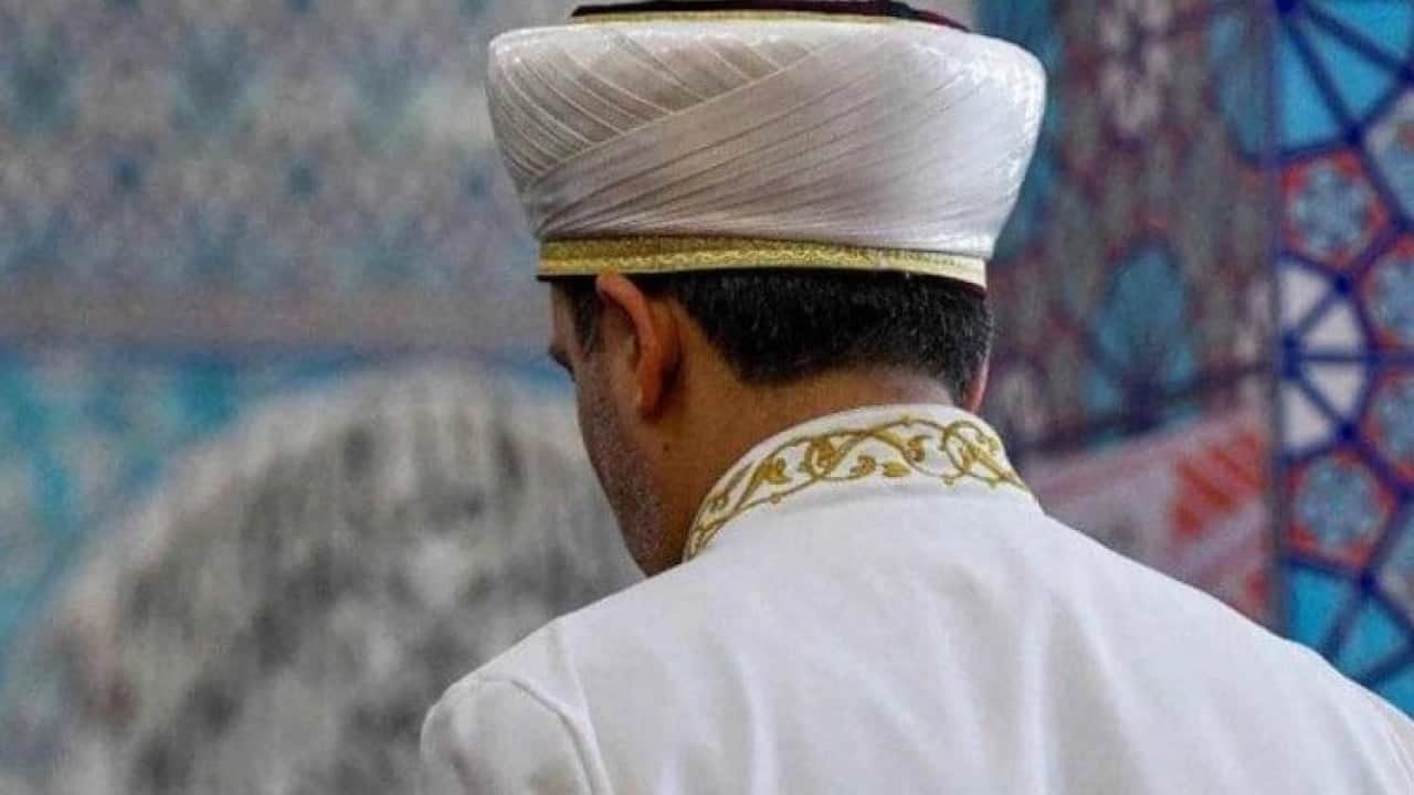 Namaza şort ile gelen çocuğun kalbini kazandı! İmamın verdiği cübbe ile namaz kıldı