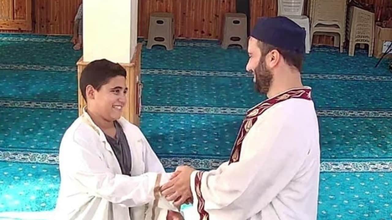 Foto - Namaza şort ile gelen çocuğun kalbini kazandı! İmamın verdiği cübbe ile namaz kıldı