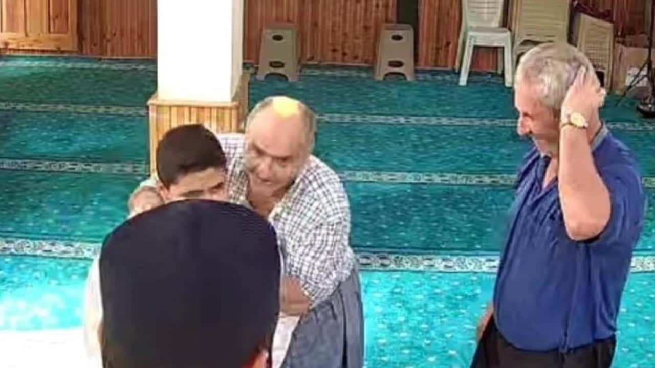 Foto - Namaza şort ile gelen çocuğun kalbini kazandı! İmamın verdiği cübbe ile namaz kıldı