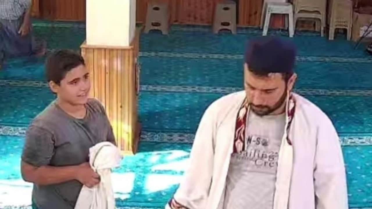 Foto - Namaza şort ile gelen çocuğun kalbini kazandı! İmamın verdiği cübbe ile namaz kıldı