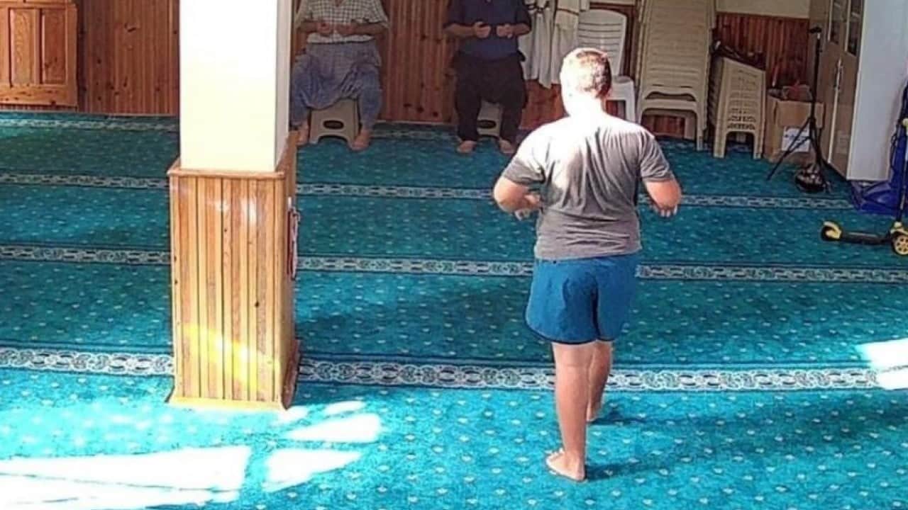 Foto - Namaza şort ile gelen çocuğun kalbini kazandı! İmamın verdiği cübbe ile namaz kıldı
