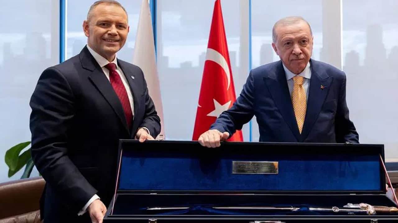 Foto - NATO zirvesinde silah verilmişti! Polonya liderinden Erdoğan'a sürpriz hediye