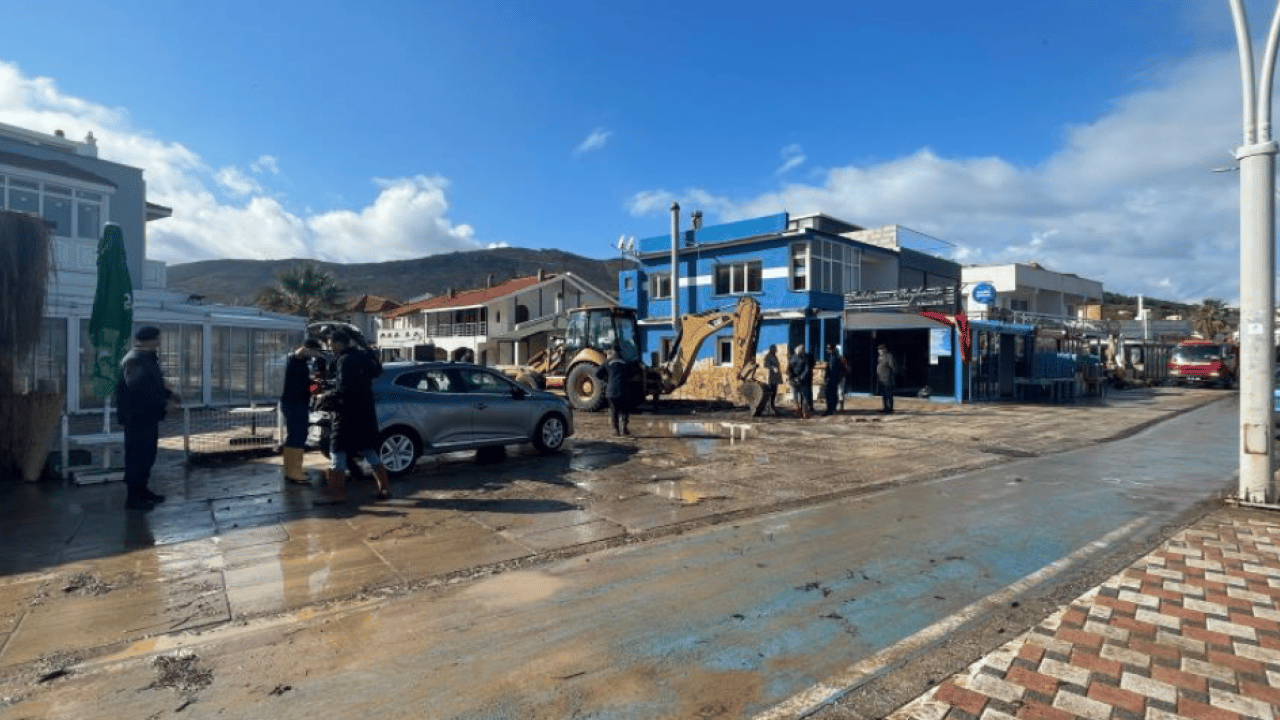 Foto - Nedir bu İzmirlinin çektiği! Esnaf koruyor CHP'li belediye bakıyor