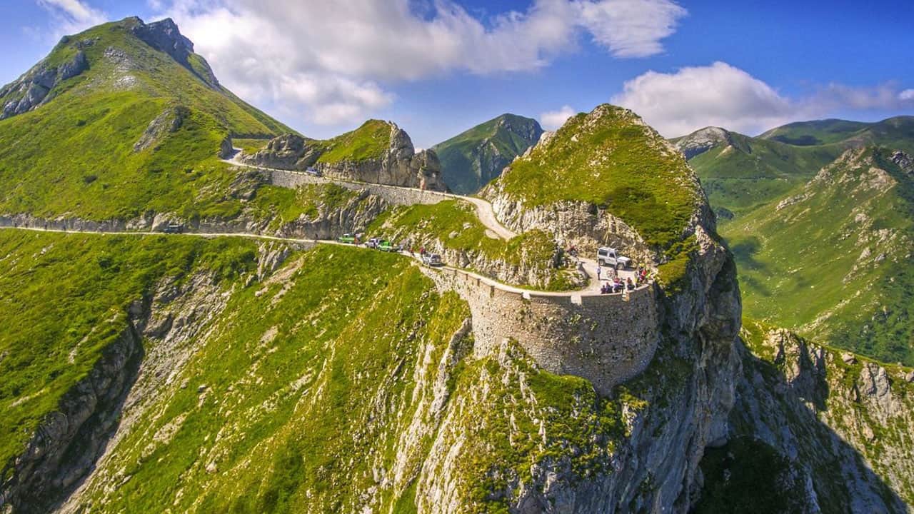 Foto - Nefes kesen rota! Uçurum kenarındaki bu yolda hata payı yok