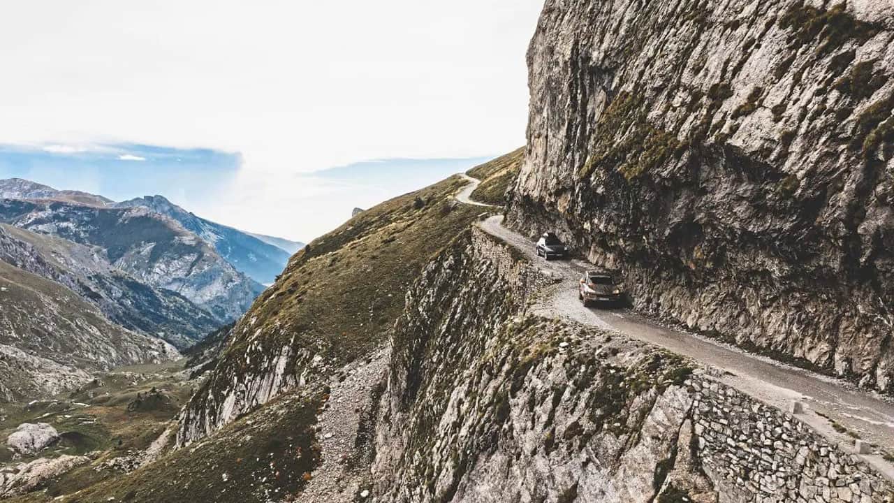 Foto - Nefes kesen rota! Uçurum kenarındaki bu yolda hata payı yok