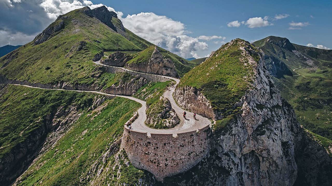 Foto - Nefes kesen rota! Uçurum kenarındaki bu yolda hata payı yok