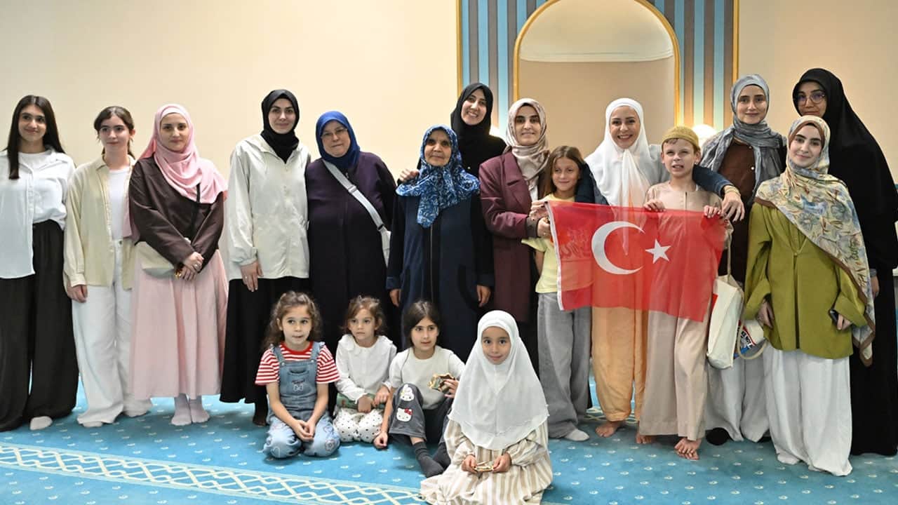 Foto - ‘Nefret etme kek yap’ kampanyasıyla dünyaca ünlü olmuştu: 12 yaşındaki Harris bu kez Belçika'daki camilerde kek dağıttı