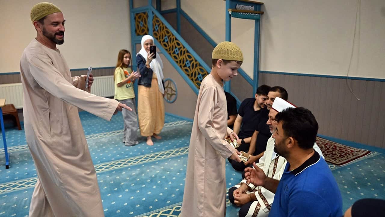 Foto - ‘Nefret etme kek yap’ kampanyasıyla dünyaca ünlü olmuştu: 12 yaşındaki Harris bu kez Belçika'daki camilerde kek dağıttı