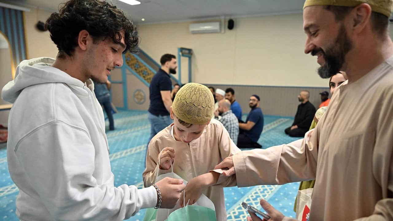 Foto - ‘Nefret etme kek yap’ kampanyasıyla dünyaca ünlü olmuştu: 12 yaşındaki Harris bu kez Belçika'daki camilerde kek dağıttı
