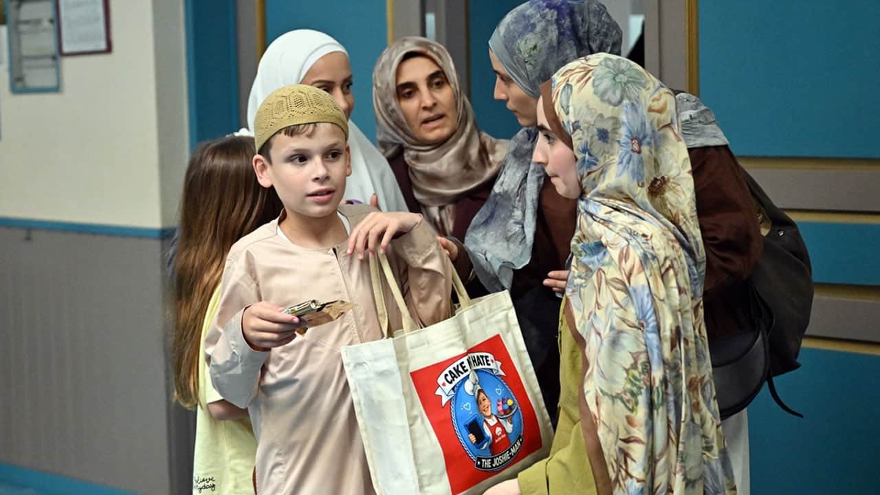 Foto - ‘Nefret etme kek yap’ kampanyasıyla dünyaca ünlü olmuştu: 12 yaşındaki Harris bu kez Belçika'daki camilerde kek dağıttı