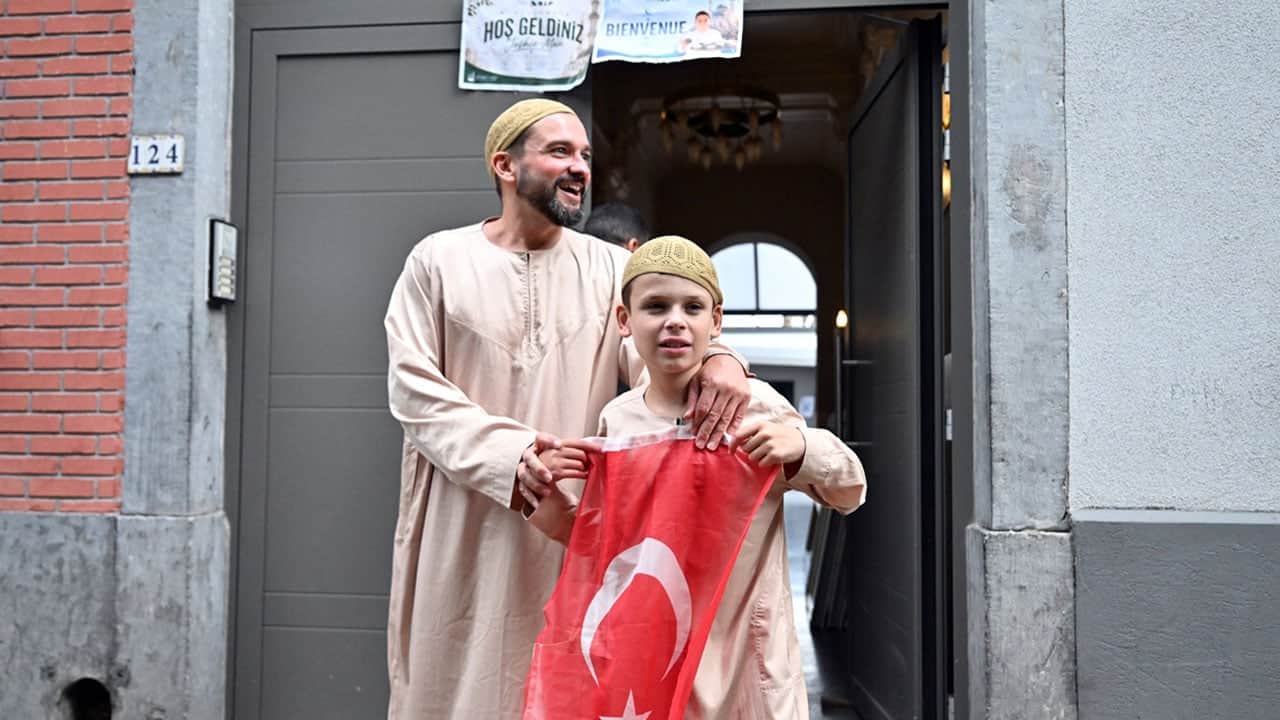 Foto - ‘Nefret etme kek yap’ kampanyasıyla dünyaca ünlü olmuştu: 12 yaşındaki Harris bu kez Belçika'daki camilerde kek dağıttı