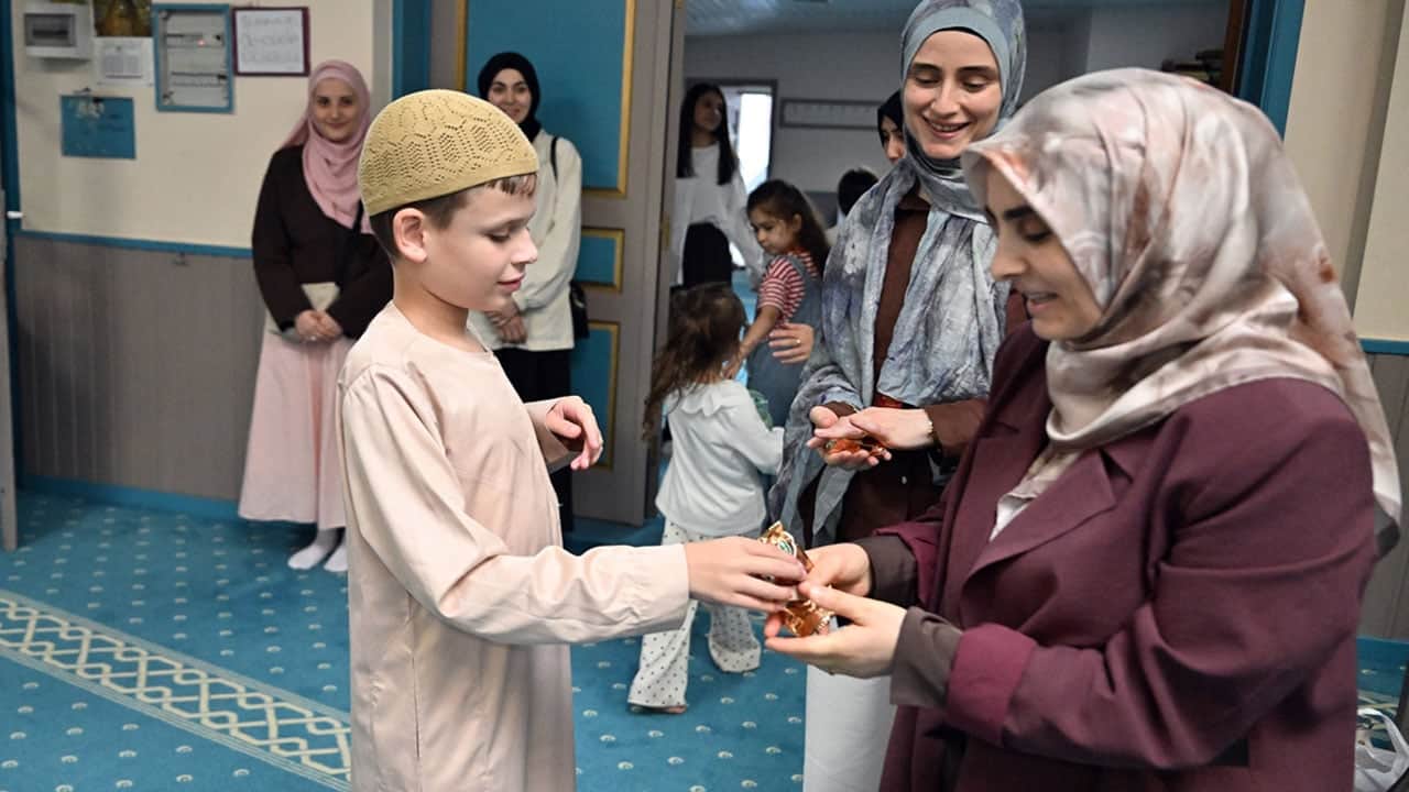 Foto - ‘Nefret etme kek yap’ kampanyasıyla dünyaca ünlü olmuştu: 12 yaşındaki Harris bu kez Belçika'daki camilerde kek dağıttı