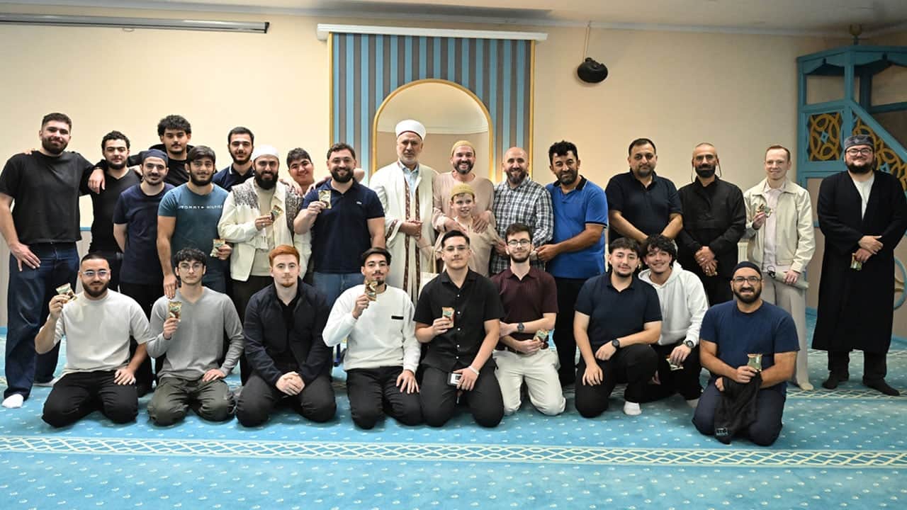Foto - ‘Nefret etme kek yap’ kampanyasıyla dünyaca ünlü olmuştu: 12 yaşındaki Harris bu kez Belçika'daki camilerde kek dağıttı