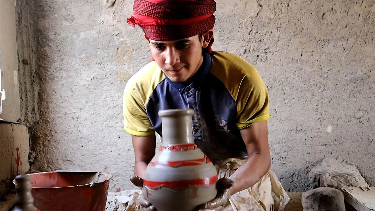 Nehirden aldığı çamurla geçimini sağlıyor! Fırat kıyısında geleneksel üretim