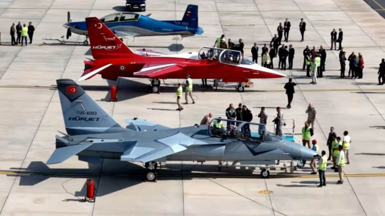 Foto - Neler oluyor: Hürjet, HÜrjet'e kilit attı