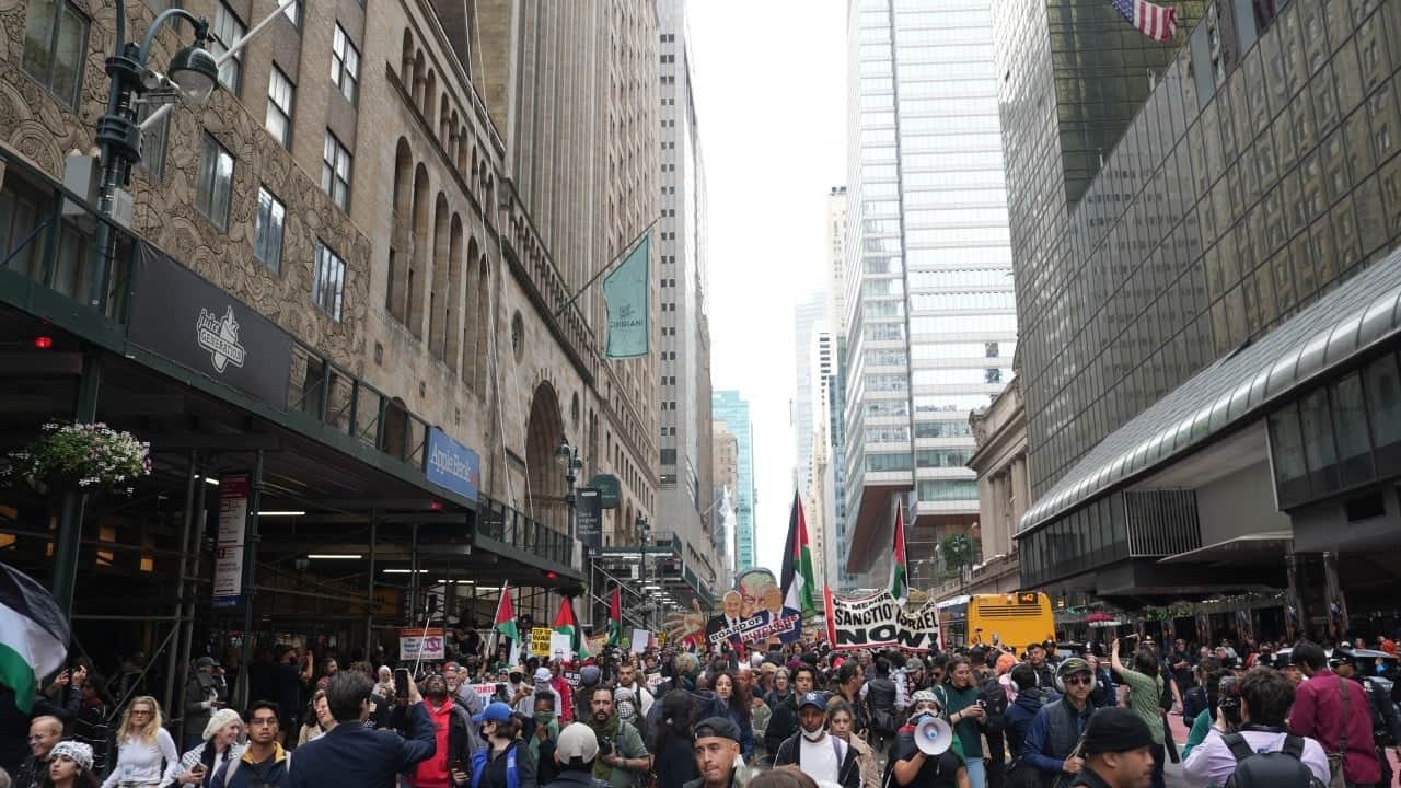 Foto - New York sokakları Netanyahu’ya karşı ayağa kalktı! Binlerce kişi "Özgür Filistin" diye yürüdü