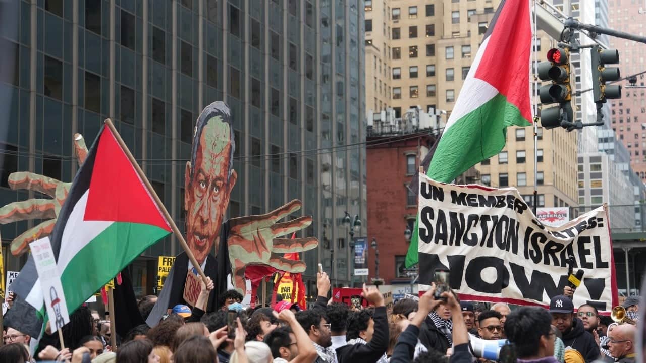 Foto - New York sokakları Netanyahu’ya karşı ayağa kalktı! Binlerce kişi "Özgür Filistin" diye yürüdü