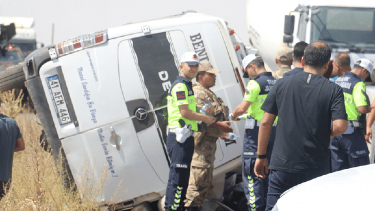Foto - Nişan töreni yolunda feci kaza: Minibüs devrildi: 5 ölü