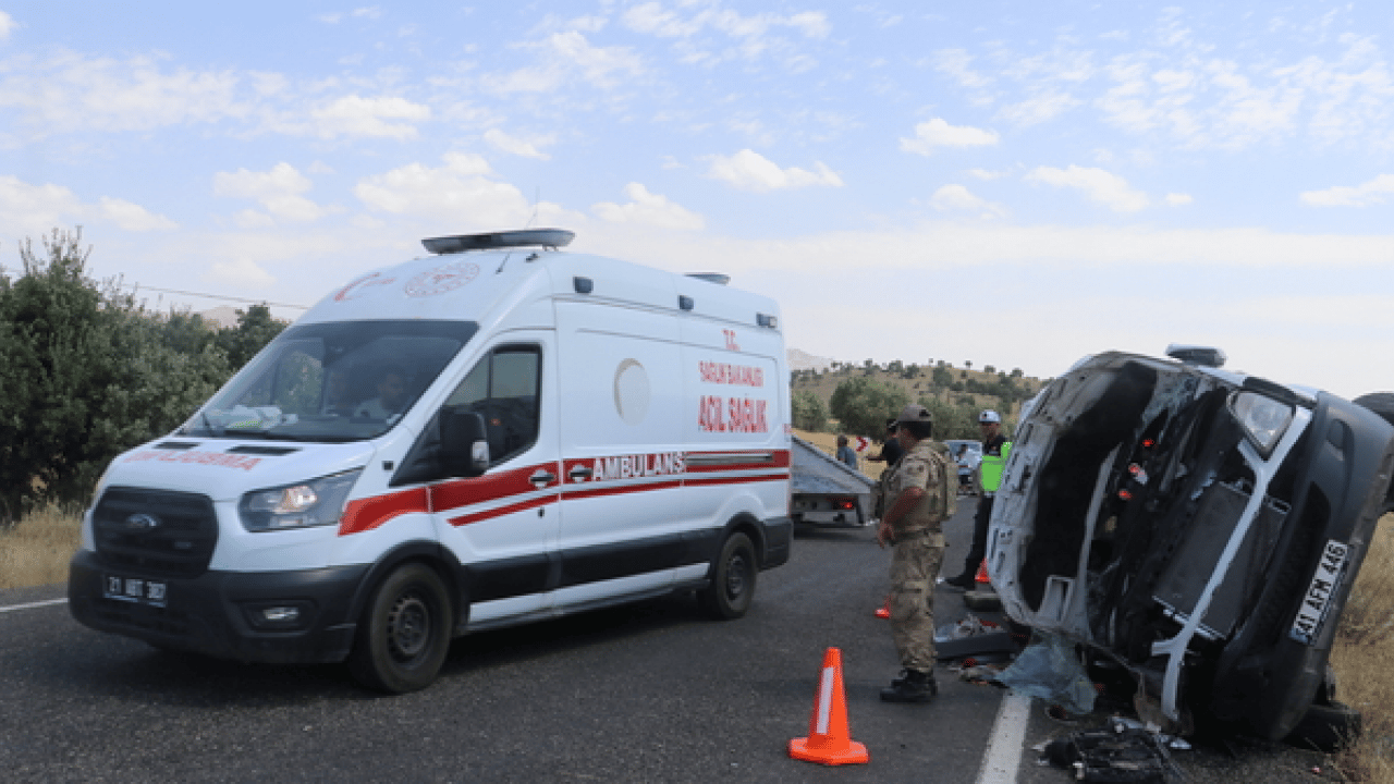 Foto - Nişan töreni yolunda feci kaza: Minibüs devrildi: 5 ölü